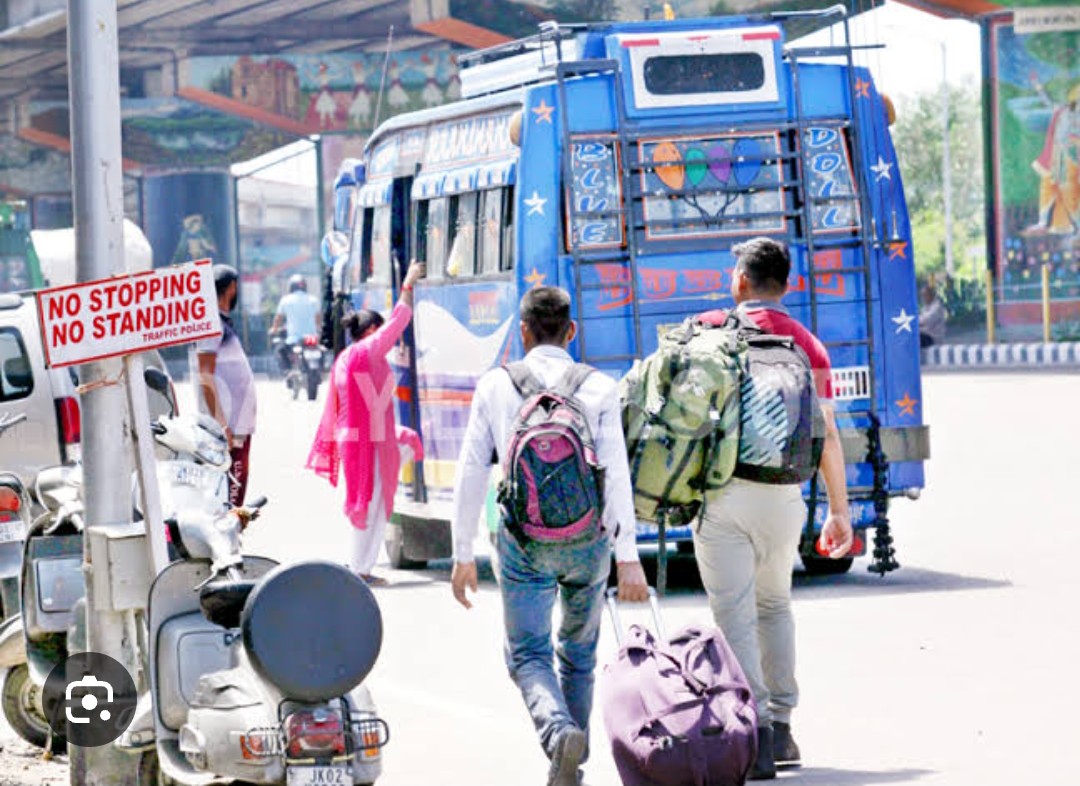 Anywhere, anytime, there's a bus stop in J&K! The traffic system is one of the most undisciplined and mismanaged! Why can't at least bus/matador/sumo stops be identified, and drivers be made to stop only at designated stops? @Traffic_hqrs @SSPTFCSGR