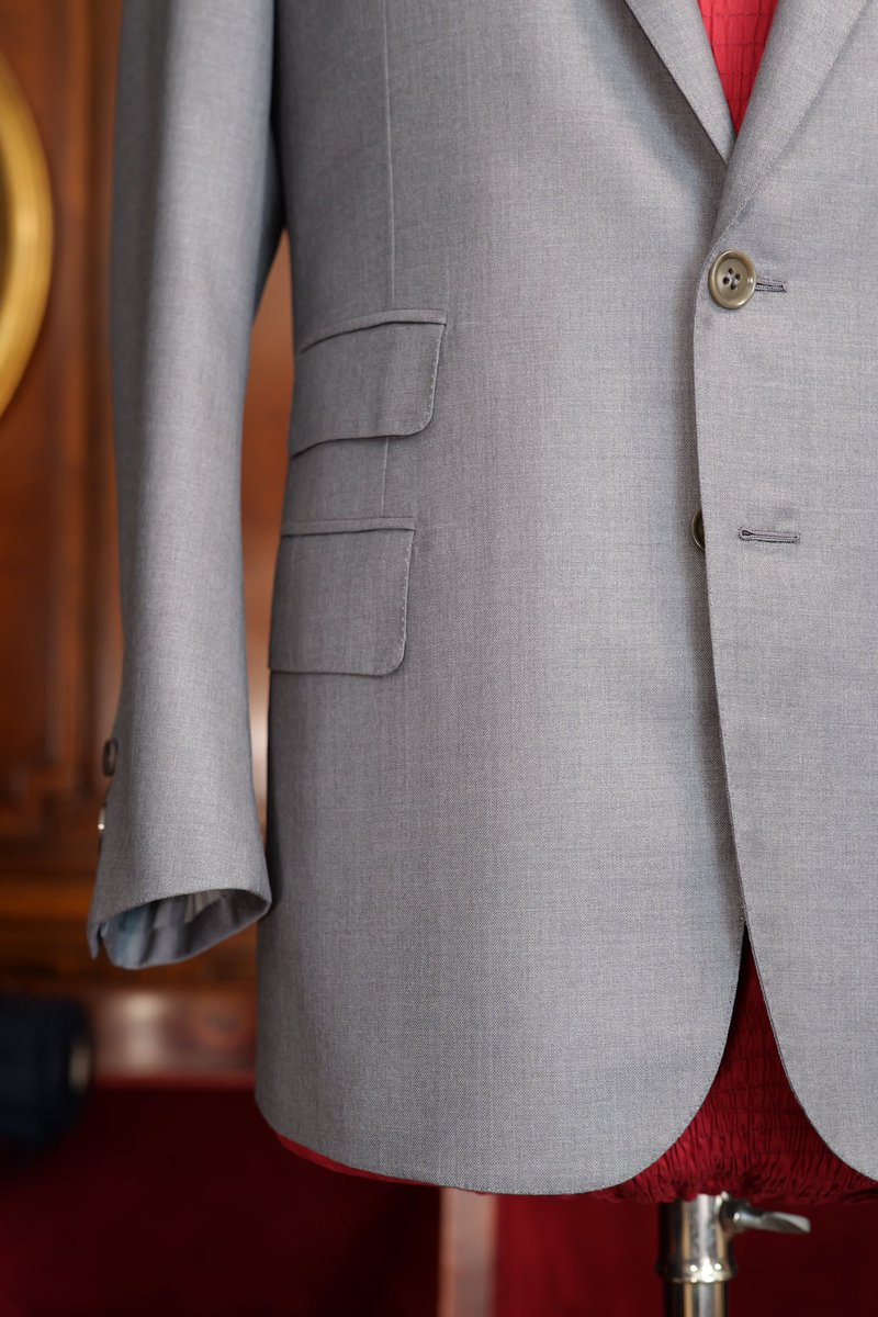 Suit by PECORAGINZA <Tailor Hideaki Sato>
⁡
Fabric : Loro Piana   SILK AIR   Wool & Silk

 <STANDARD LINE>

#pecoraginza #hideakisato #suit #suits #suitstyle #loropianafabrics #silk #sartorial #tailor #bespoke #bespoketailoring #mensfashion #standardline #ペコラ銀座