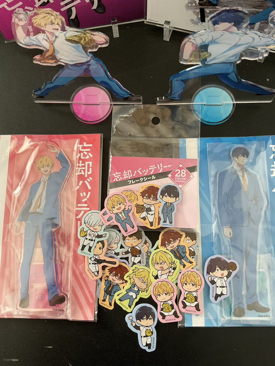 最終日…!?写真下手でスミマセン。グッズ全部クオリティ高くてお気に入りです!シールの絵もめちゃくちゃ可愛いですよね🥰シールが2枚ずつ入ってるの、ユーザーの気持ちわかりすぎてる…!#忘却バッテリー 