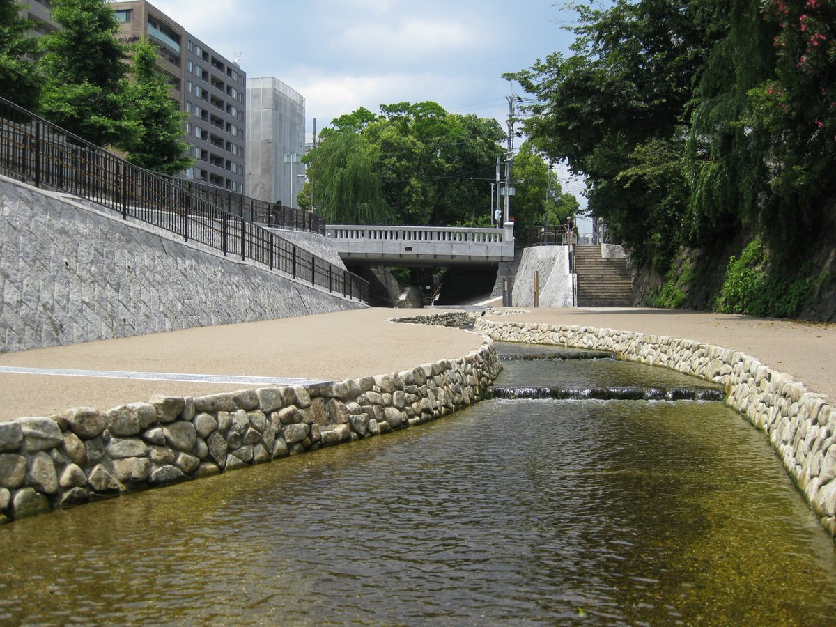 camelliakyoto's tweet photo. 🪦📿THE WONDERS OF CANAL STREET🧟‍♂️👋

Horikawa-dori (堀川通) runs for 8km through the heart of Kyōto, from the Kamo River in the north down to Kyōto Station. As the street's name suggests the original road followed 1 of 2 great canals dug to transport lumber into the new capital. https://t.co/BTX46yoSoa