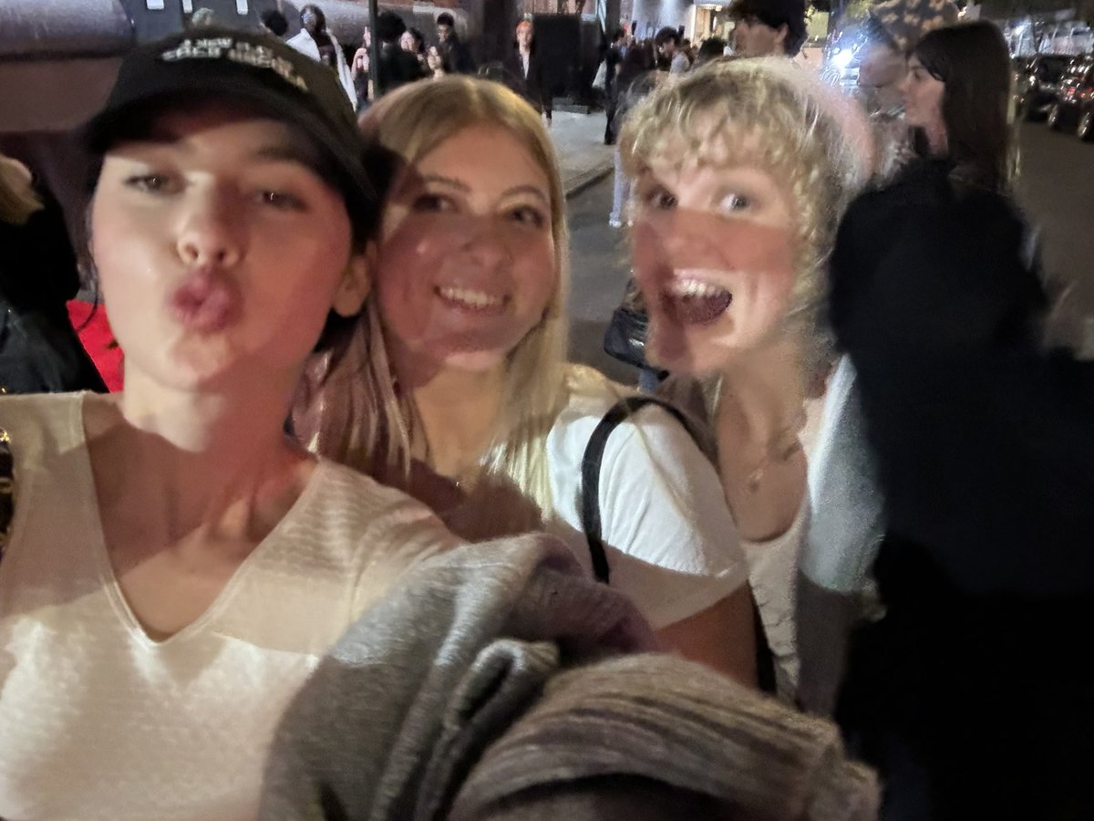 allsadaboutit's tweet image. “can we take one of the three of us” “I’LL DO IT”