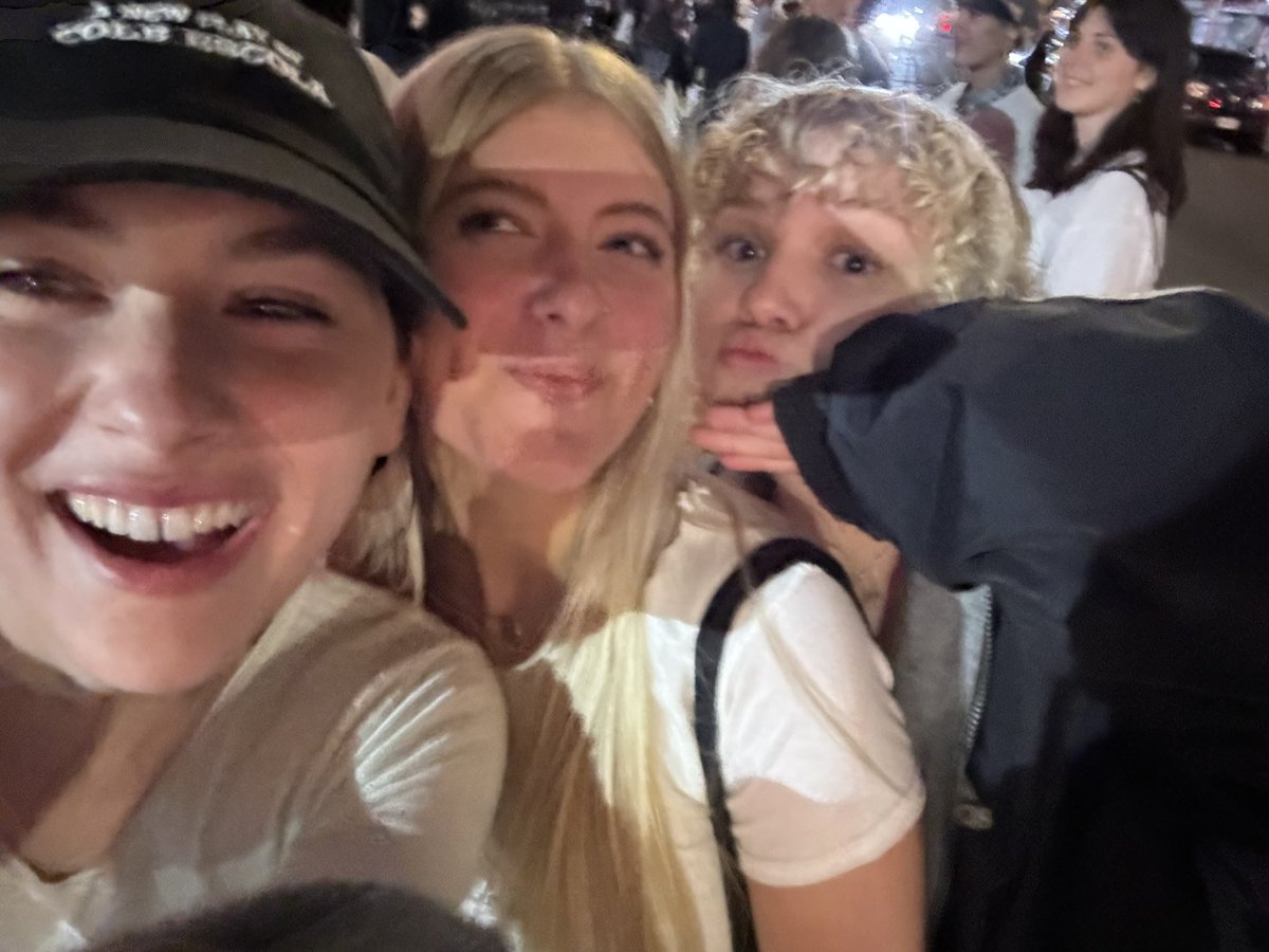 allsadaboutit's tweet image. “can we take one of the three of us” “I’LL DO IT”