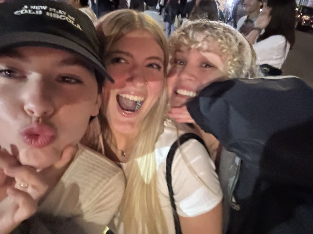 allsadaboutit's tweet image. “can we take one of the three of us” “I’LL DO IT”