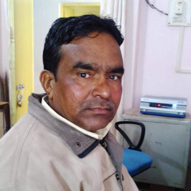 mnshu09's tweet photo. पापा जो हैं
वो पापा ही होते हैं 
और हर मामले में 
हमारे बाप होते हैं

और जब हम बड़े हो जाते हैं तब समझ में आता है कि पिता के पैर की धूल की बराबरी करना भी कितना कठिन होता है

तृतीय पुण्यतिथि पर
विनम्र श्रद्धांजलि
ॐ शांति
🙏
@puneetbiseria https://t.co/GfOT6Dtx4q