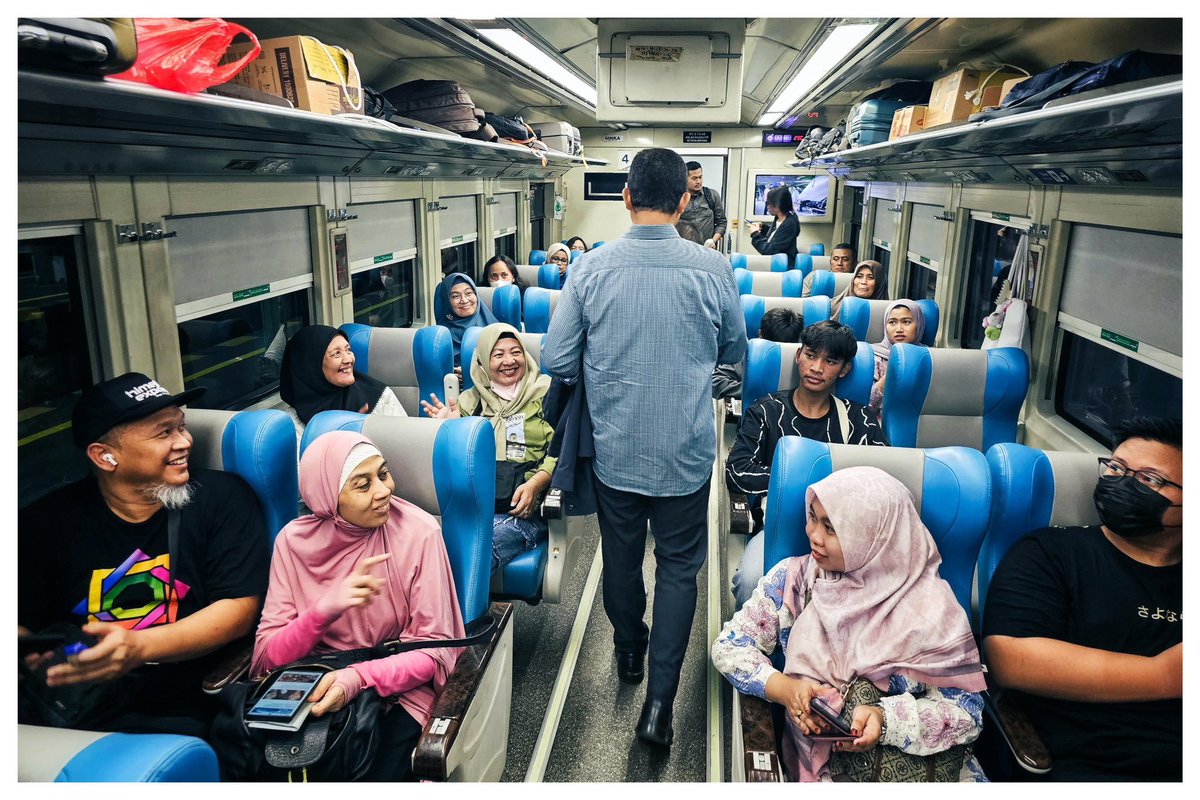 aniesbaswedan's tweet photo. Pulang ke Jogja bareng Fery, untuk menghadiri undangan acara syawalan bersama Yayasan Masjid Syuhada Yogyakarta, Keluarga Besar HMI dan jaringan relawan AMIN.

Malamnya melanjutkan perjalanan naik KA Sancaka, untuk menghadiri undangan silaturahmi & syawalan dengan para tokoh dan ulama di Surabaya pagi ini.

Perjalanan dengan kereta api selalu menyenangkan, apalagi kalau berdua saja dengan Fery. 

Foto ke-3: Mas, kameranya dibalik dulu. :)
