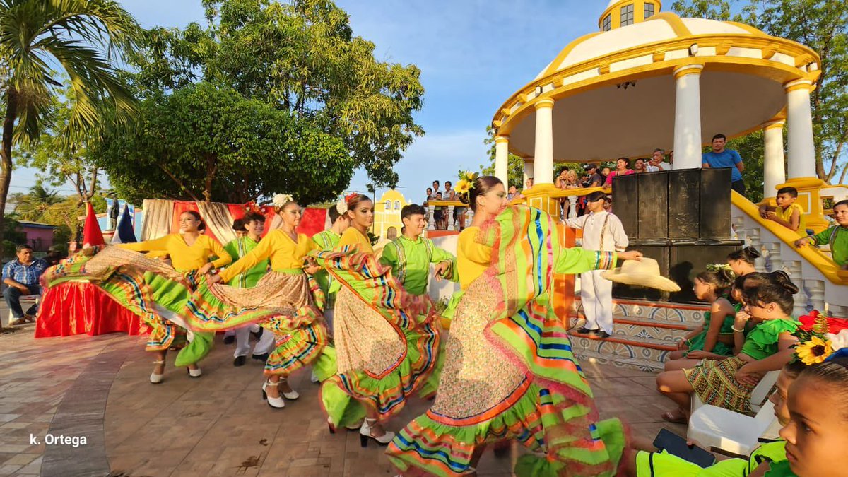 #Nicaragua || Con mucha Alegría y emoción las familias de San Rafael del Sur participaron en la Inauguración de la remodelacion de la Cuarta etapa del Parque Central. 🥳🎉♥️🕺💃🛴⛸️👯‍♀️🏍 @InturNicaragua @INIFOM_Oficial @VivaNicaragua13 @el19digital @Canal2Nicaragua @nuevaya