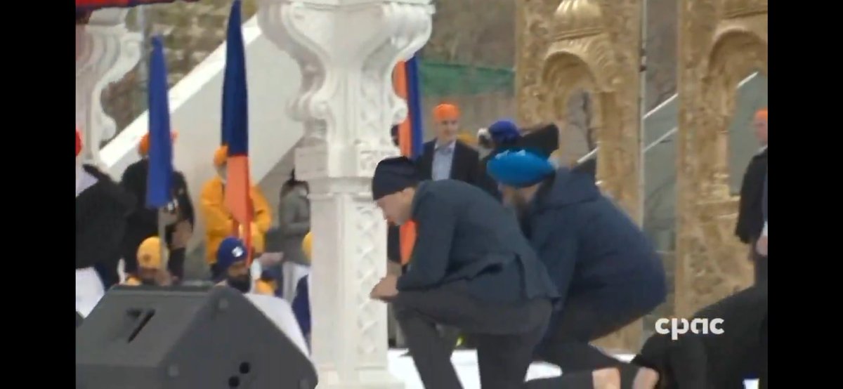 In recent years, the expression ‘bending the knee’ has acquired a specific socio-political connotation. That’s not what @PierrePoilievre is doing here. His action is more properly described as ‘religious genuflection’. Given the venue & event, it shouldn’t be controversial.