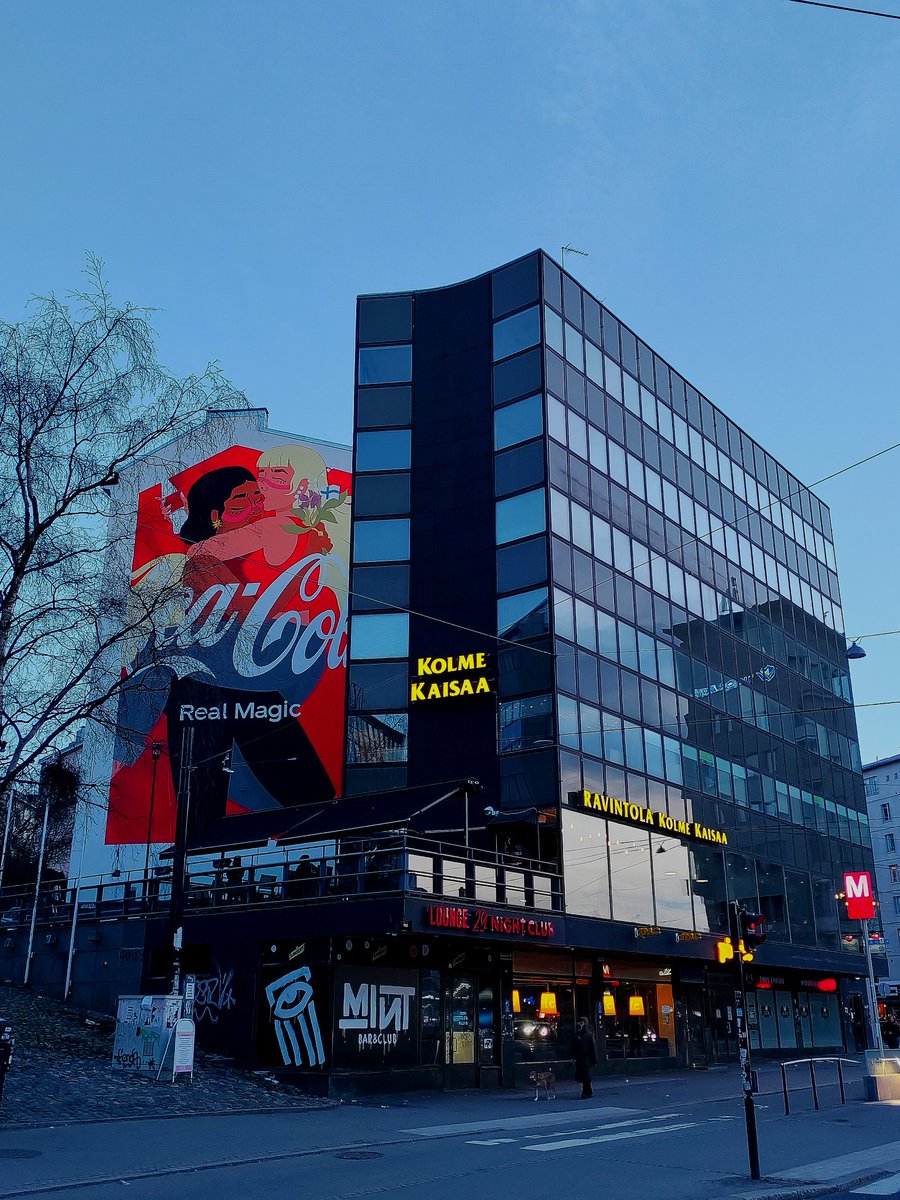 Hyvää huomenta. Konsertin jälkeen Helsinginkadun ravintola Tenhoon kuorokavereitten kanssa. Pitkästä aikaa Sörkän metroasemalla. Tänään vien  etupyörän huoltoon. Ilma ei pysy. Helskutarallaa 😁Leppoisaa vappuviikon alkua. 🎈#Finland🇫🇮 #Helsinki #Kallio #StandWithUkraine️💛💙🇺🇦