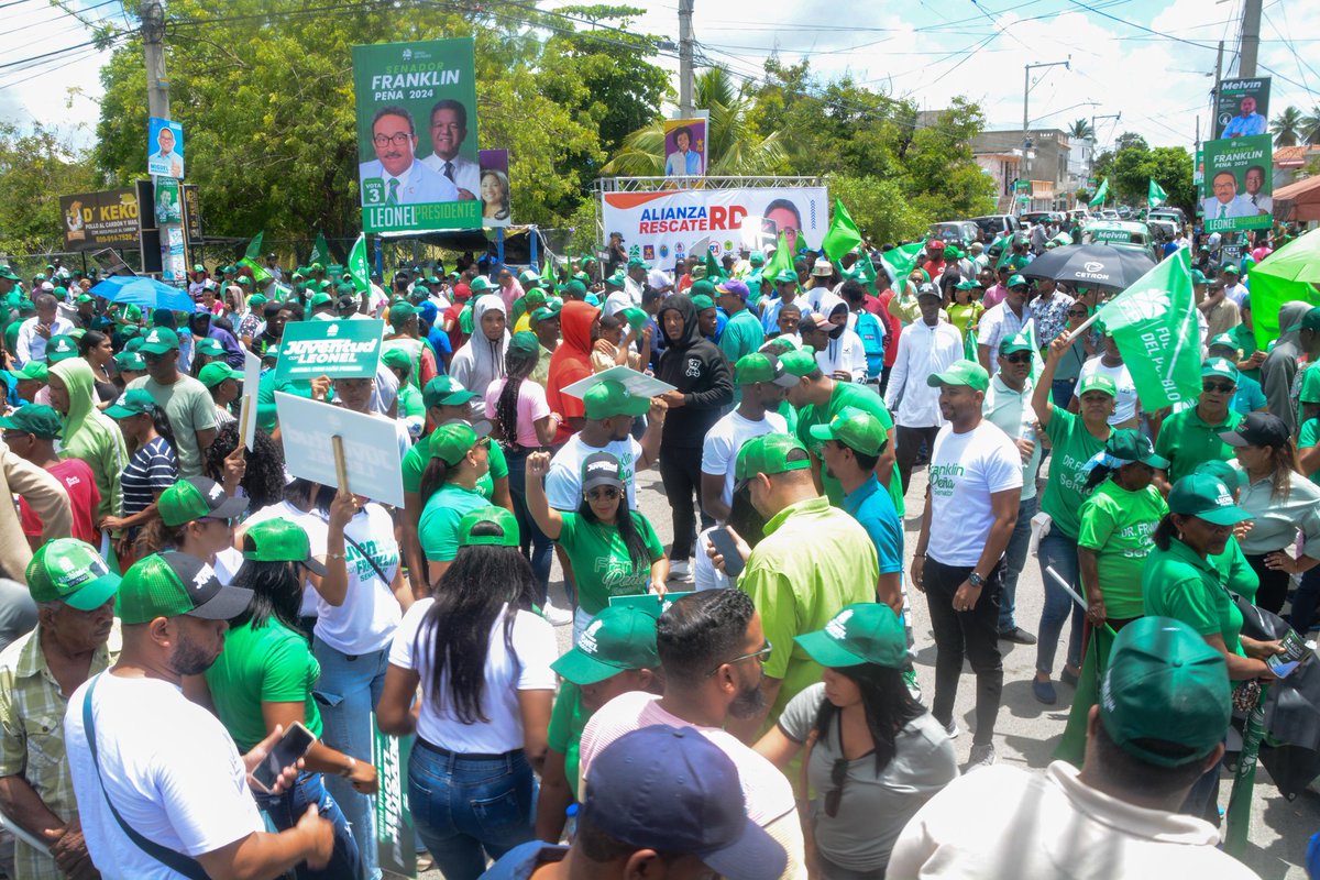 Me sumo a la caravana en San Pedro de Macorís. Con @LeonelFernandez tenemos la confianza de que se respetarán nuestros derechos #FuerzaDelPueblo #LeonelFernández #CaravanaFP #VolvamosPaLante #Vota3 una expresión vivida en todos el trayecto @keylaReyna04 @RAFAsuma #Azua