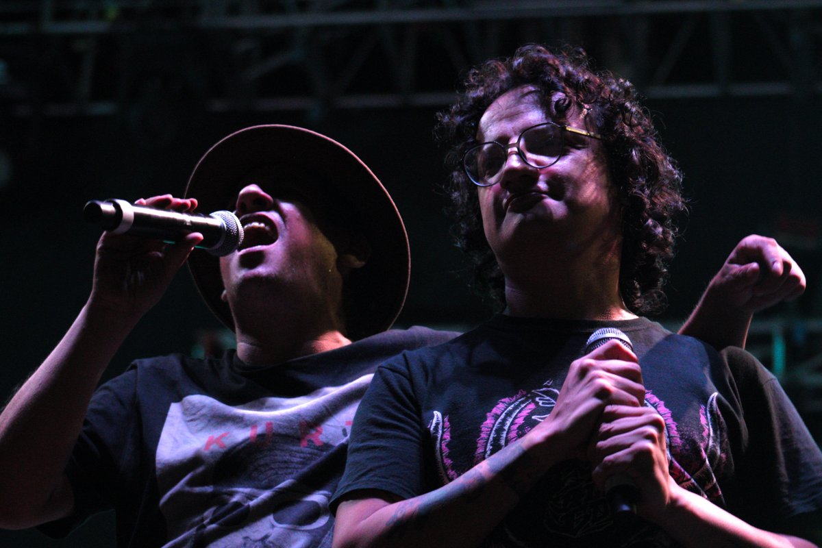 ¡Ya no me des pollito! 🎸🐥 Qué bueno se puso el ambiente escuchando a Yucatán a Go-Go con el Standupero Kike Vázquez Una noche con ritmos asombrosos en el festival reVuelo Revoltoso de @AlasyRaices