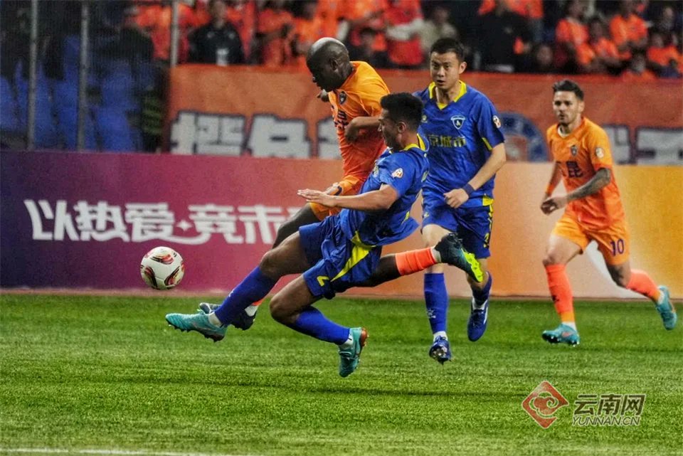 Six goals in six games - @NMushekwi showing his scoring prowess for Yunnan Yukun FC in their 1-1 draw against Chongqing Tonglianglong FC in the Chinese League One! ⚽🔥🇿🇼🇨🇳⚽6️⃣🎯

#NyashaMushekwi #YunnanYukunFC #ProsportInternational #ChampionsGoBeyond