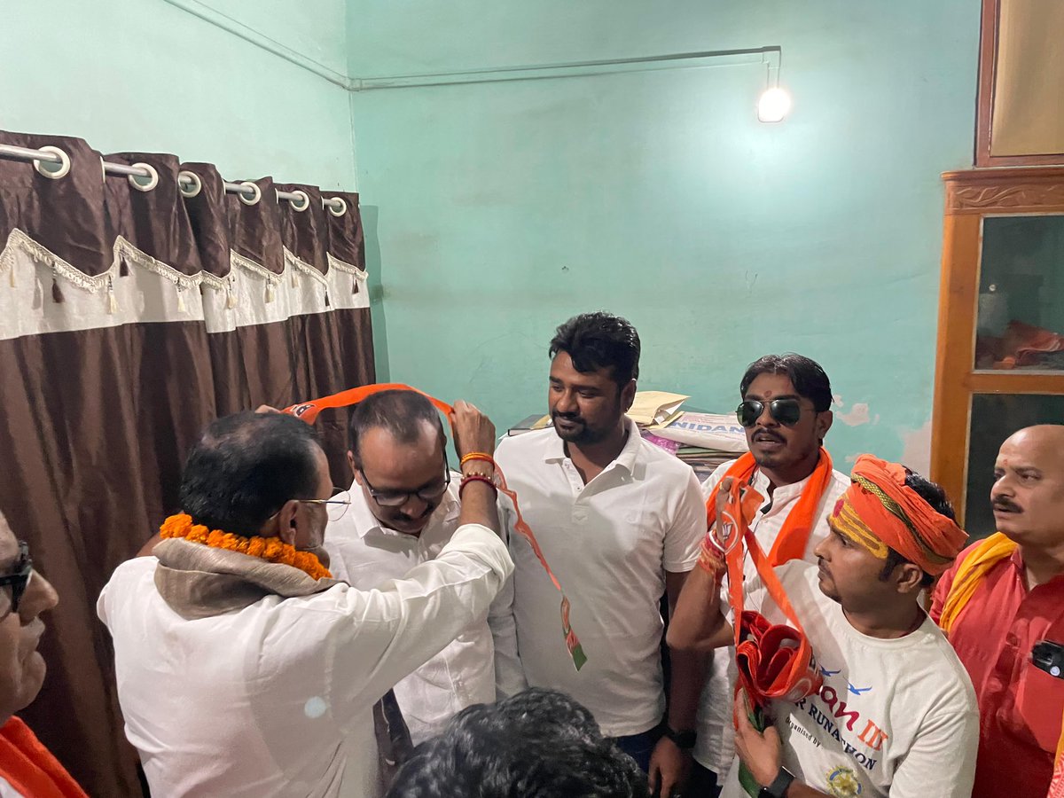 nishikant_dubey's tweet photo. पूर्व ज़िला पार्षद सुरेंद्र केशरी जी ने भाजपा की  सदस्यता ग्रहण की

#AbkiBaar400Paar 

@BJP4India https://t.co/S0Rvnshfkd