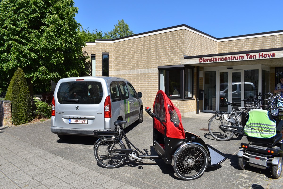 Vacature: de logistieke medewerker (D1-D3) ondersteunt de werking en de activiteiten van ons lokaal dienstencentrum en zorgt voor een kwaliteitsvolle dienstverlening aan de gebruikers in een aangename sfeer. Meer info en al onze vacatures staan op hove.be/vacatures