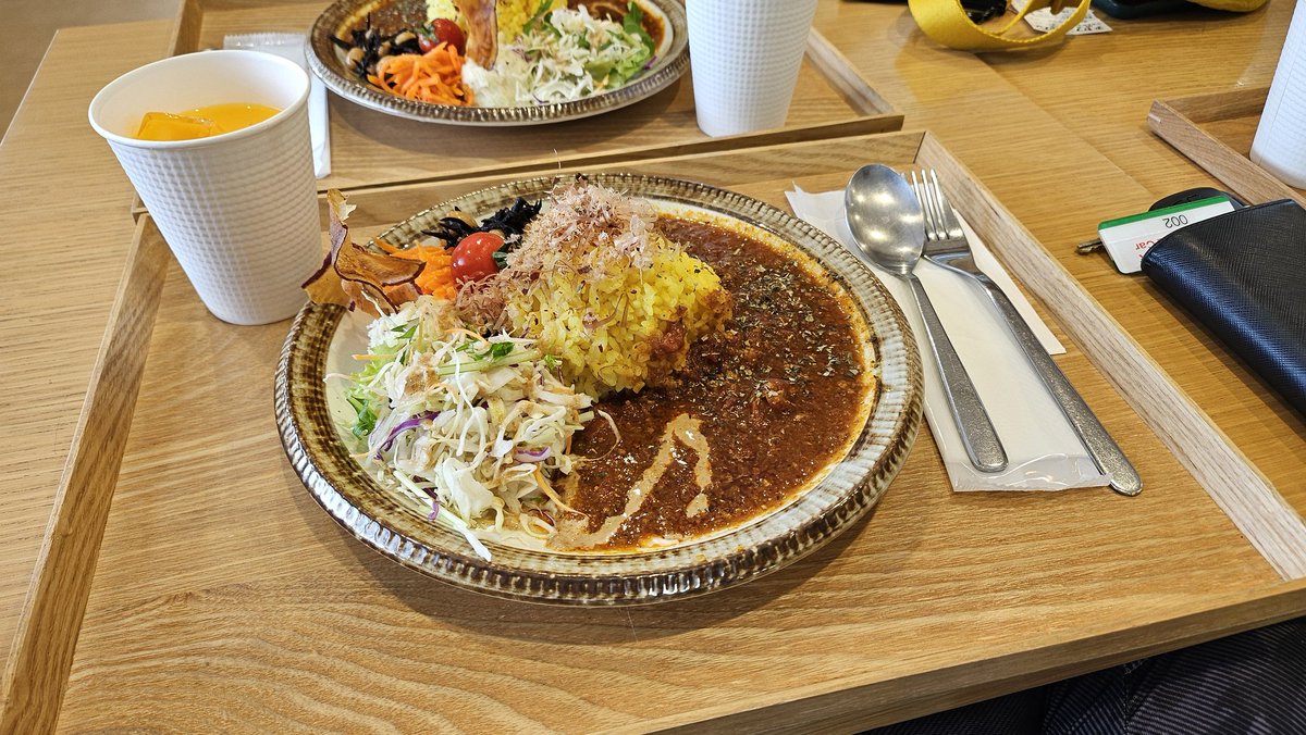 yamatobeee's tweet photo. 桜島火山カレーと火山灰ソフトクリーム https://t.co/bYL1le7weO