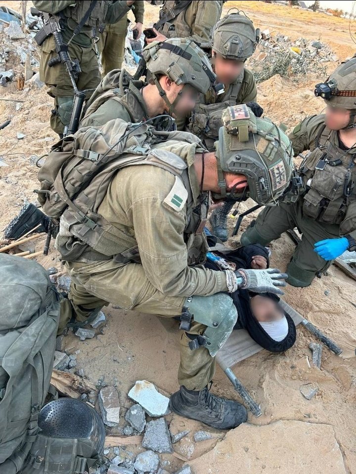 Soldati #IDF hanno salvato la vita di una bambina araba nel cuore di un combattimento a Khan Yunis. Indubbiamente l'esercito più morale al mondo. ❤️🙌🏻🇮🇱 #StandWithIsrael