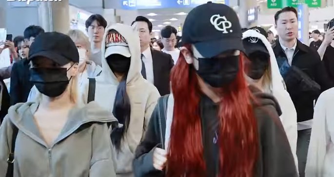 baemon_movement's tweet photo. They don’t have a win but they aren’t the laughingstock of the entire country. Your fave had to comeback to their country covering their faces out of shame lol. Imagine you’re a singer but know the entire industry won’t take you seriously because u can’t hold a note 😂 https://t.co/fLu93dRCMC