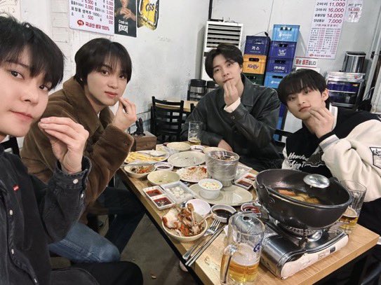 photo break! wrapping up the amazing night with a happy tummy as we finished every dishes, 먹2U is definitely a better way to boost our excitement and nothing can deny such as fact.