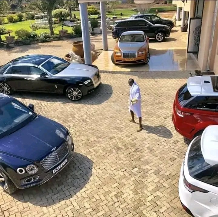 MashitwaRaymond's tweet photo. Once upon a time rich man from Zimbabwe 

#condolences #seemah #JuliusMalema #Musa #BILLION 
MR GINIMBI https://t.co/ipu4I6BuSP