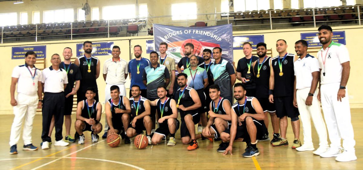 #BuildingBridgesofFriendship 🇮🇳🤝🇳🇱 A basketball 🏀 match was held between @IN_WesternFleet and #HNLMSTromp fostering martime partnership. 
@indiannavy
@IN_WNC
@kon_marine