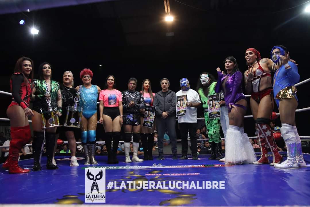 LaTijeraLucha's tweet photo. #ProduccionesMaskaraNocturna y #LuchaLibreMagazine brindan un homenaje a #DivaSalvaje en la #ArenaLopezMateos al igual que a #PolvoDeEstrellas que por cuestiones médicas no pudo estar presente en la arena y también reconoce la labor promotora de la familia #GuzmanHerrera de #AULL https://t.co/uIfPabSzlh
