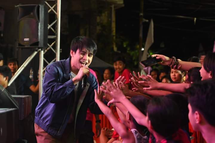 KIMRoyalties's tweet photo. Kim De Leon at Sunduan Festival in Brgy. Bagong Ilog Pasig City (4-27-2024) 

Your smiles captivates the crowd our Ultimate Man 💜💙

Thanks to KAP Bing Avis for this photo ☺ https://t.co/Xqwq24Unt2
