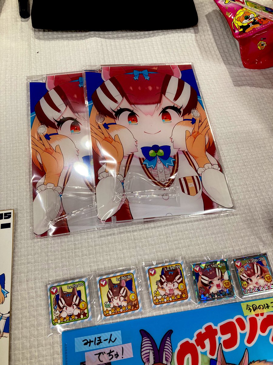 缶バッジとマスキングテープ、完売しました!
めがねスタンドも残り2個です!よろしゅうよろしゅうー! 