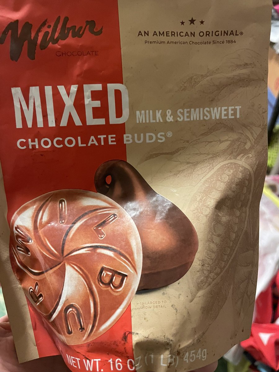 jimhunterb1's tweet image. So everyone knows Hershey stole the kiss design from Wilbur Chocolate right? Hershey even incorporated the design on the bottom of the Wilbur bud, into their Ferris wheel and various other corporate logos around their amusement park. For shame!#WilburChocolate