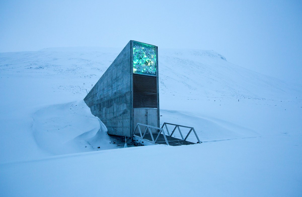 7. Bilik Kebal Doomsday, Norway.

Bilik yang terletak di Semenanjung Arctic Svalbard ialah simpanan benih tumbuhan dari seluruh dunia dan hanya digunakannya apabila tibanya krisis global atau hari kiamat.

Bilik kebal ini hanya boleh dilawati oleh mereka yang mempunyai akses.