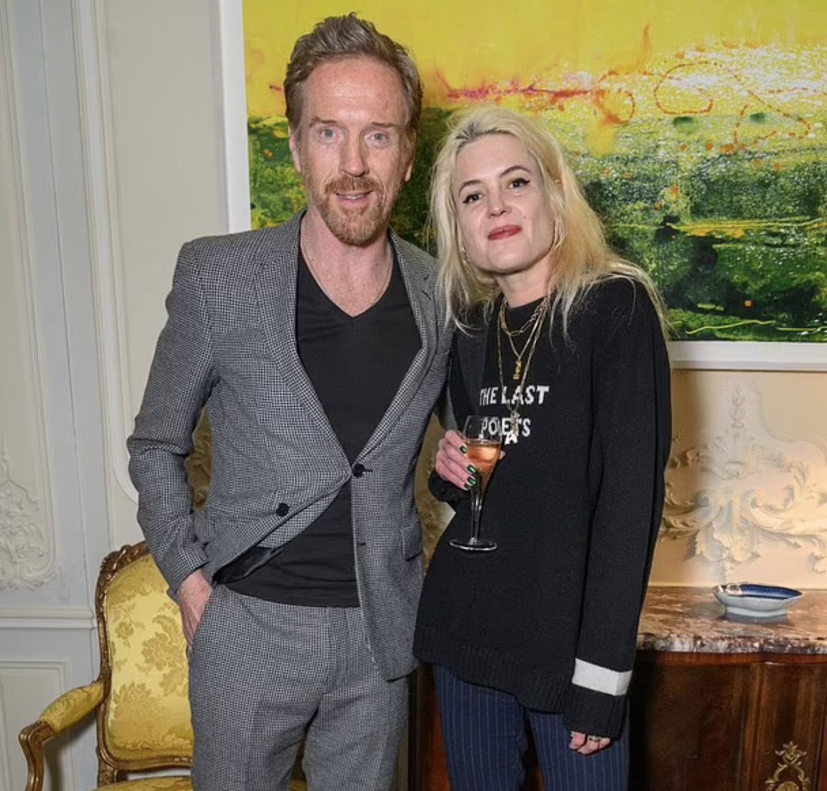 Damian Lewis recited poetry at the US Embassy in London and Alison was there with him 💕 Get the scoop and see photos: damian-lewis.com/?p=53579 #DamianLewis #AlisonMosshart #ThePoetryHour #JosephineHartPoetryFoundation #JosephineHart ps. I LOVE Alison's sweater!