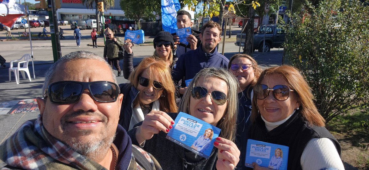 Javi4091's tweet photo. Así estuvimos en Punta de Rieles diciendo presente en la feria e invitamos a vecinos para el 4 de mayo. Junto con @lauraraffo inauguramos local. https://t.co/PGMmnQSp8H