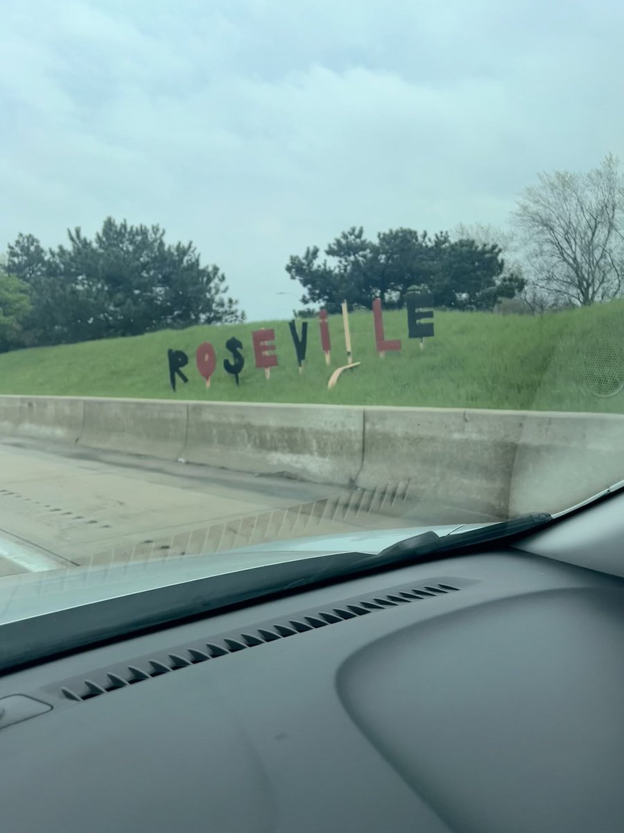 Roseville so ghetto 😂😂😂😂 they tryna be like Detroit sign