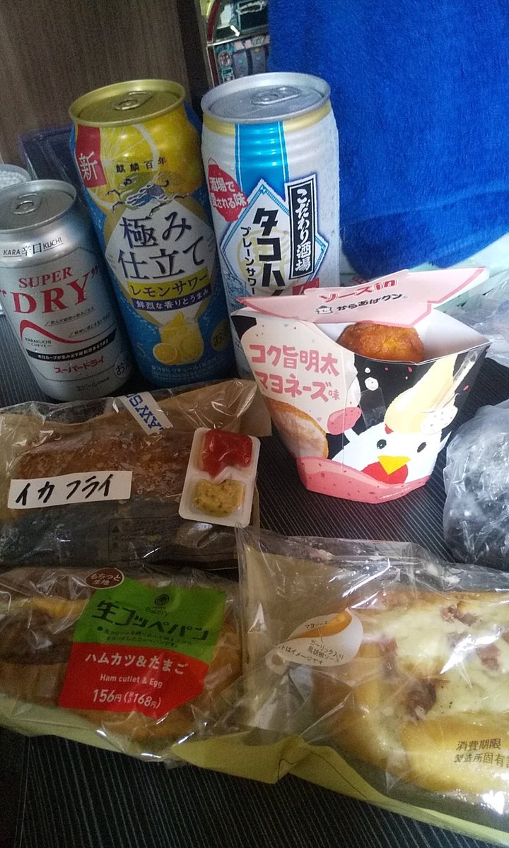 b_sktc's tweet photo. パンツまでびしょ濡れや舐めやがってイカフライにタルタルがないのも舐めくさっちょるのう嘘

今日が半日とわかってたら昼飯にファミマのパン買わんかったのに
帰りはファミ〇マ混んでたからたまにはロシアでからあげ(呼び捨て)

さぁいただきマッスル山本は凍結 https://t.co/INY3ixoUpF