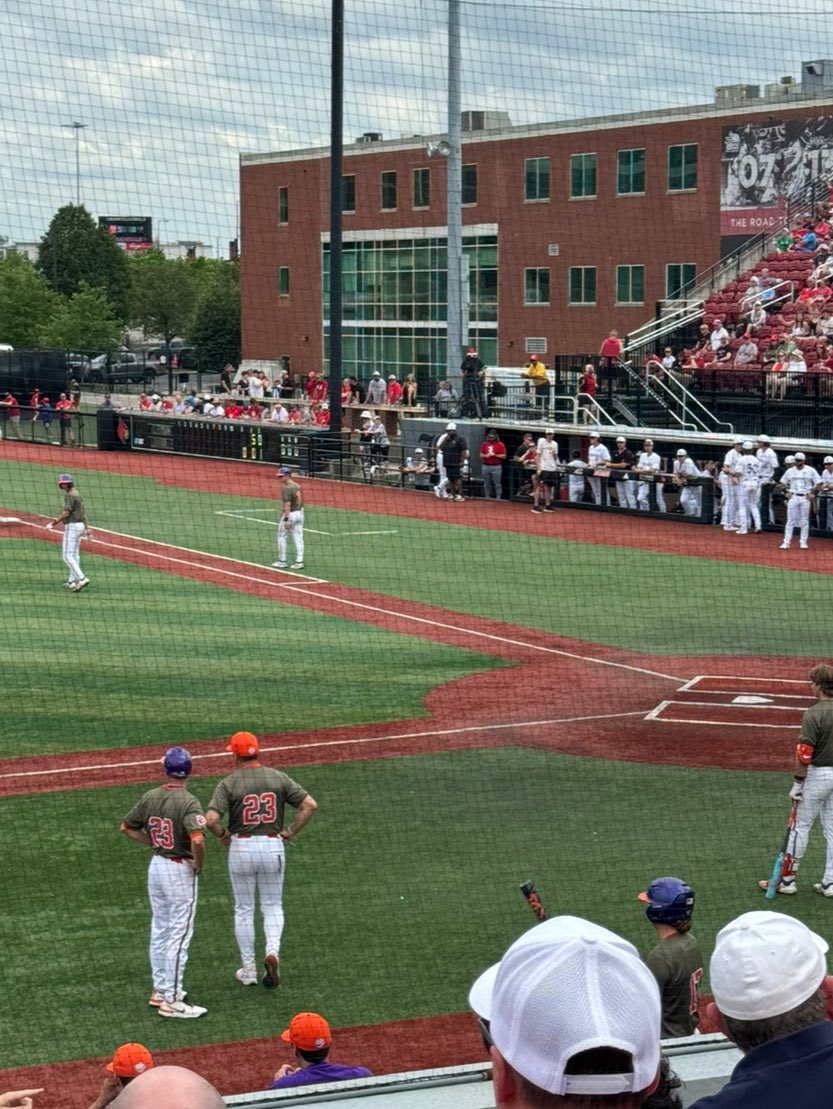 Great day watching @nischnab and EB do their thing against Louisville. @ClemsonBaseball ‘s offense is absolutely explosive!