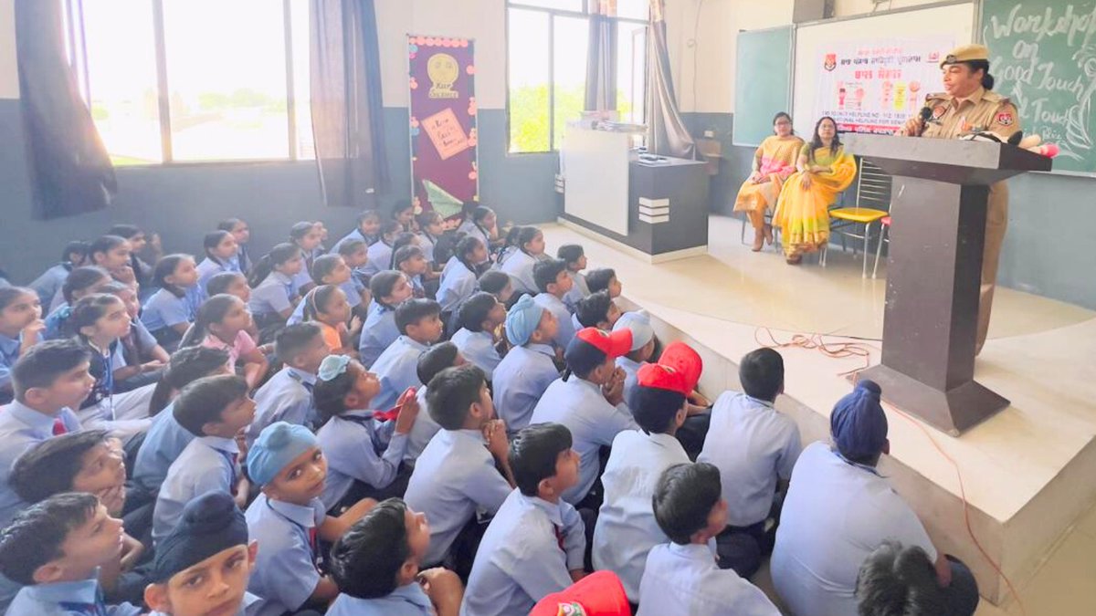 #Saanjh staff of Barnala Poice conducted an awareness seminar at B.V.M School Barnala. Students were sensitised about domestic violence, good touch/bad touch, child abuse, helpline number 112/1098. #SaanjhShakti