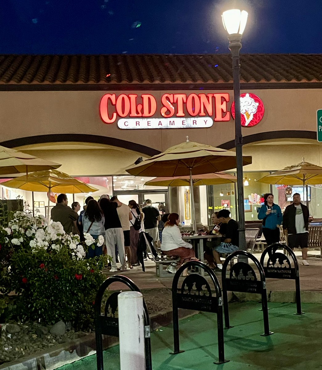 Line out the door this evening at Cold Stone Creamery in Natomas. 🍨 #MyNatomas