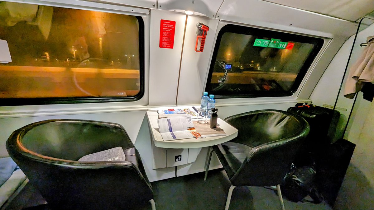 Nightjet2階デラックス寝台の座席💺
列車なのに固定椅子ではないところが面白い😅

🎬youtu.be/T7WOg96M3CE

#ヨーロッパ鉄道の旅 #Nightjet