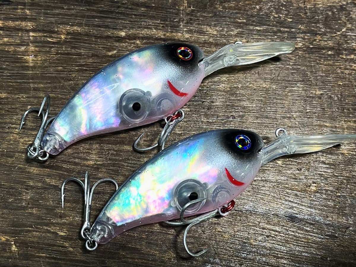 kuroneko2_22's tweet photo. 旧DAISO Crankbait
FD-Custom Baits
最高級白蝶貝ダークウォーターシャッド

 Tuneレッドは完全に爆裂ブリンブリンアクションに設定
ブルーはフリップして打ち込み系クランクに打ち込んで即ポイントに辿り着くスルスル系

レッド、ブルーは目玉判断
これプレゼント企画にぶっ込みます
2名様
後ほど https://t.co/9BZMnQ2c4u