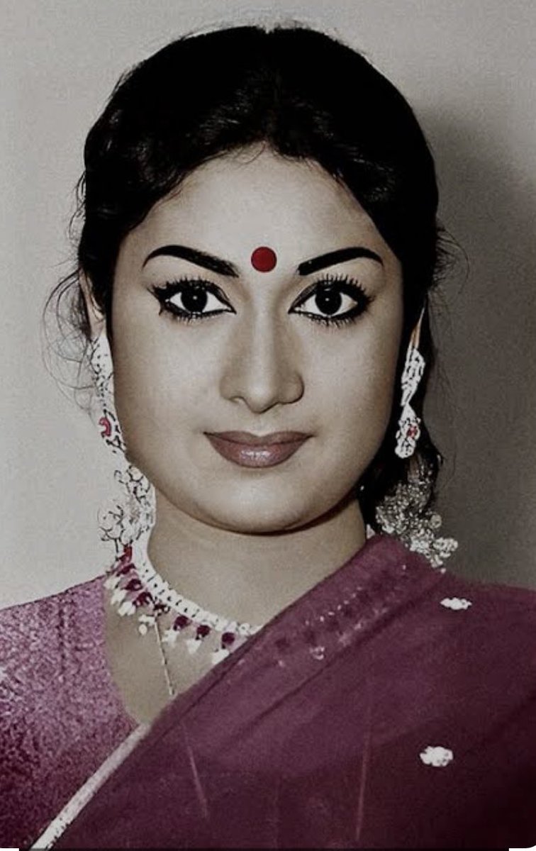 @vaishnavi9170 As beautiful as her #mahanati #savitri garu