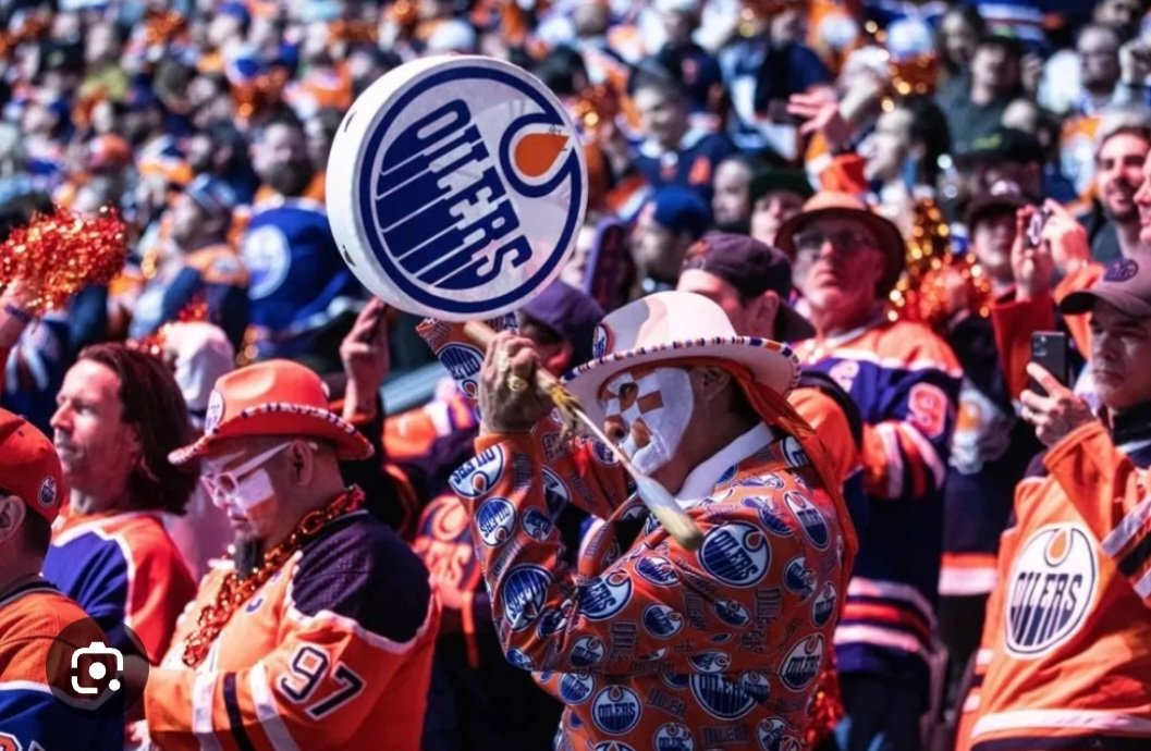 When@cbc @hockeynight cameras show celebrating @EdmontonOilers & @NHLJets fans I am so ashamed & embarrassed for @CityofVancouver & @KenSimCity. Yes, The 2011 riot was a terrible event for our city but surely we are capable of organizing a safe hockey night in Vancouver.