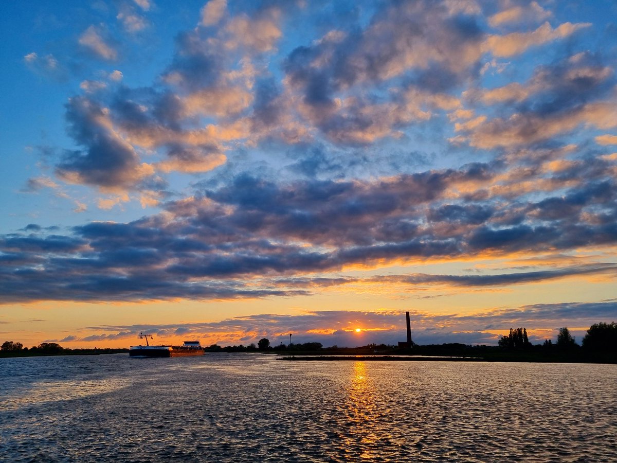 Onder een aangenaam zonnetje varen we de nieuwe week in. Fijne maandag😀 #natuur #landschap #lente #Rhenen #ElstUt #Elsterbuitenwaard #Nederrijn #binnenvaart #zonsondergang #mooieluchten