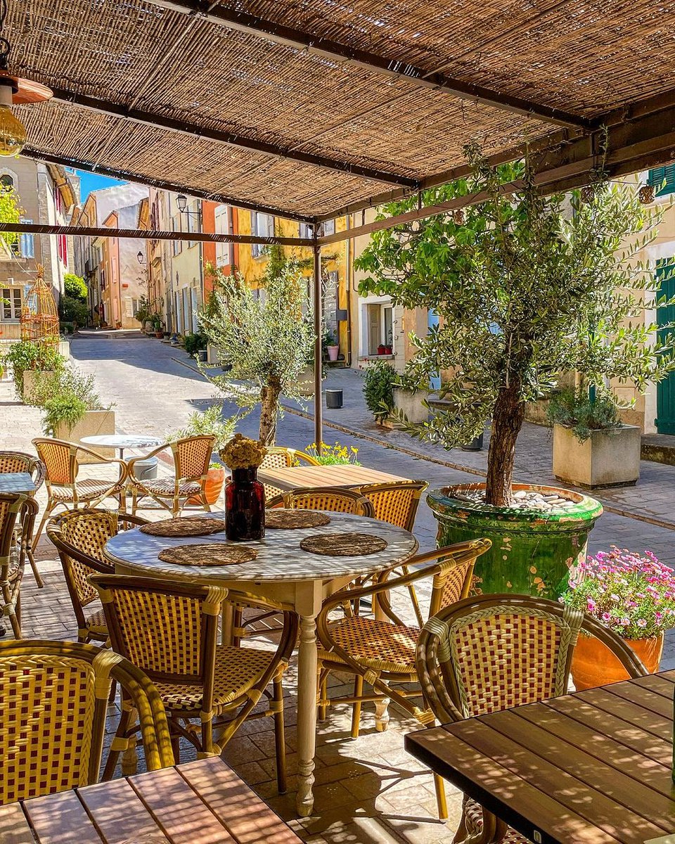 frrivieraguide's tweet photo. Le village de Cucuron dans le Vaucluse. By la_baptistine_de_gordes (ig) #cucuron #vaucluse #provence #luberon https://t.co/k2brKzms1t