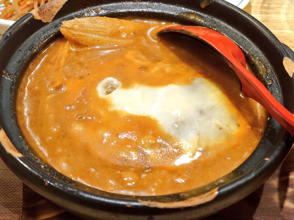 カレー煮込みチーズハンバーグ
(ハンバーグ沈没)
#コウモリの調理場