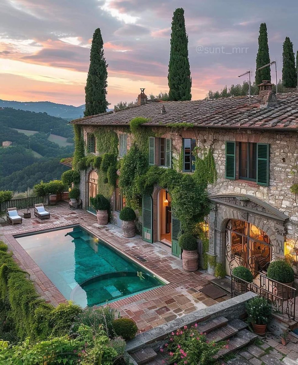 🇮🇹 Toscana (Tuscany) 📷 @sunt_mrr #toscana #tuscany #villa #house #magic #beautiful #lovetravel #travel #traveling #travelplace #travelphoto #italy #italytrip #italytravel #italia #italytour #italystyle #italyan #italytourism #italyphotographer #italyphoto #italyintheheart