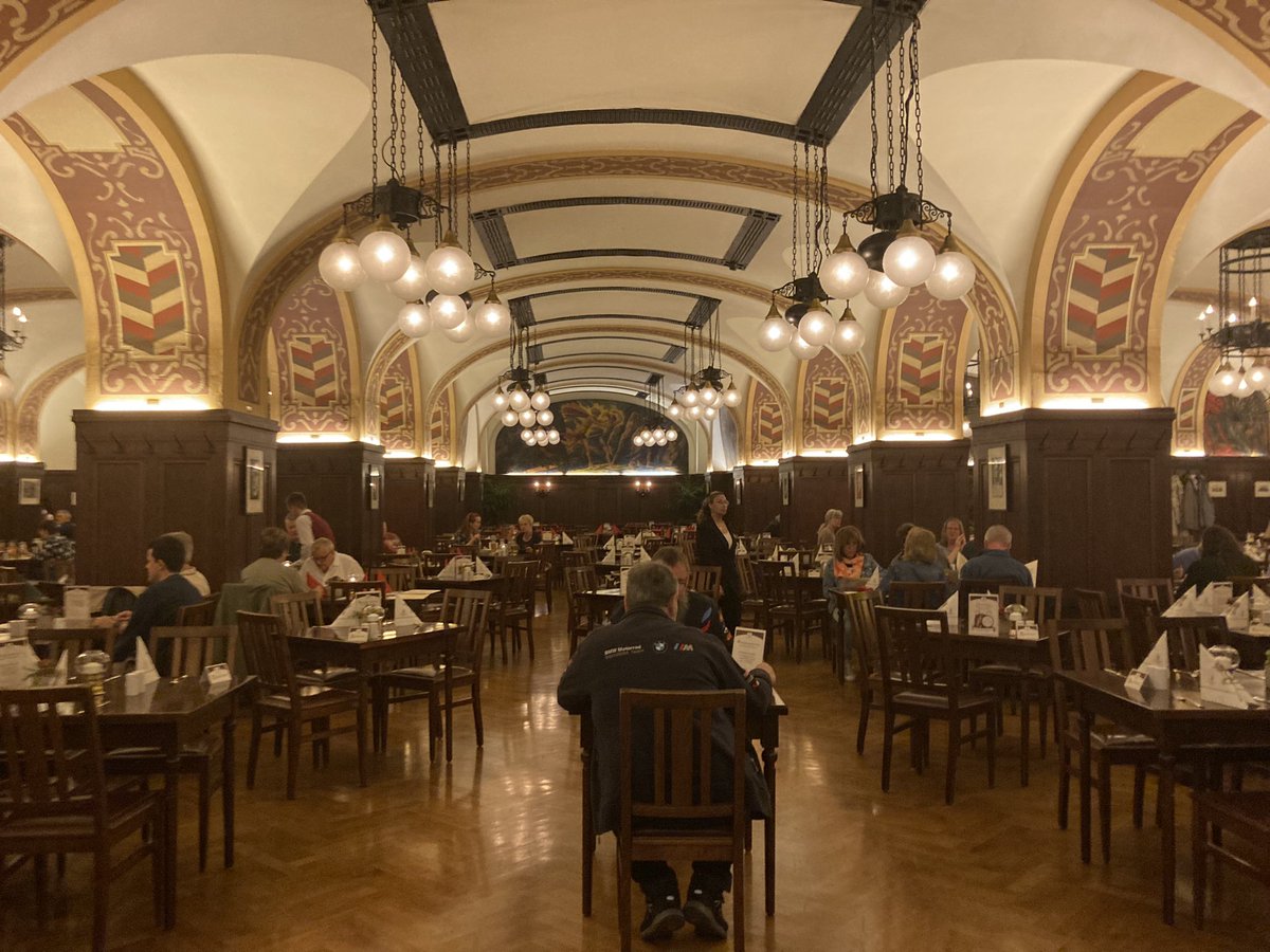 euro_tour's tweet image. ライプツィヒ(ドイツ)。
①夕食
ゲーテや森鴎外も通ったアウアーバッハス・ケラーで、サーモン料理をいただきました。格別のひと時！美味でした🍺