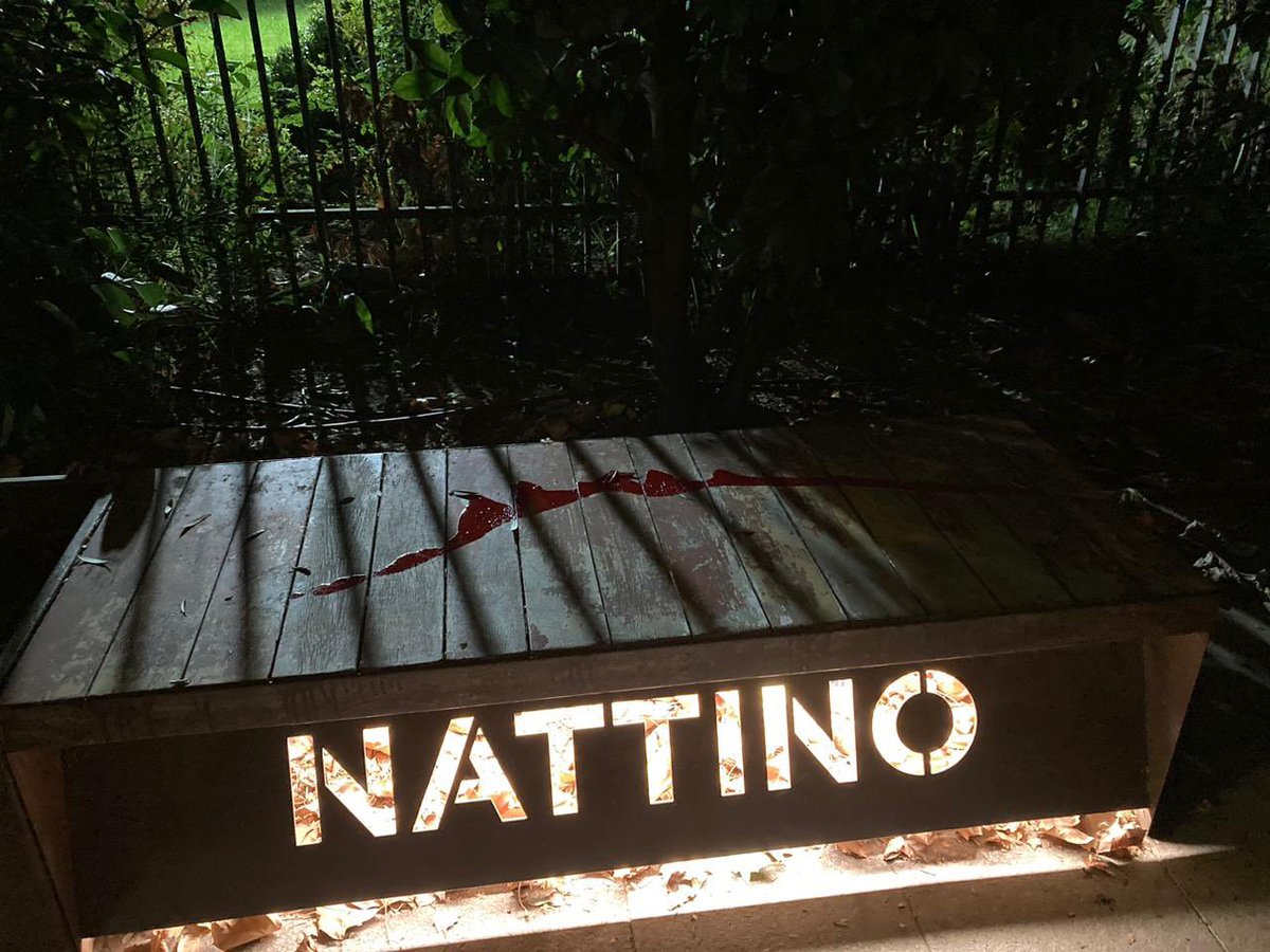 Vandalizan memorial de los tres profesionales degollados en dictadura, Guerrero, Nattino y Parada ubicado en Av Los Leones en comuna de Providencia @Muni_prov. 'Desconocidos' lanzaron pintura roja sobre las placas recordatorias. VIA @macafernandezd