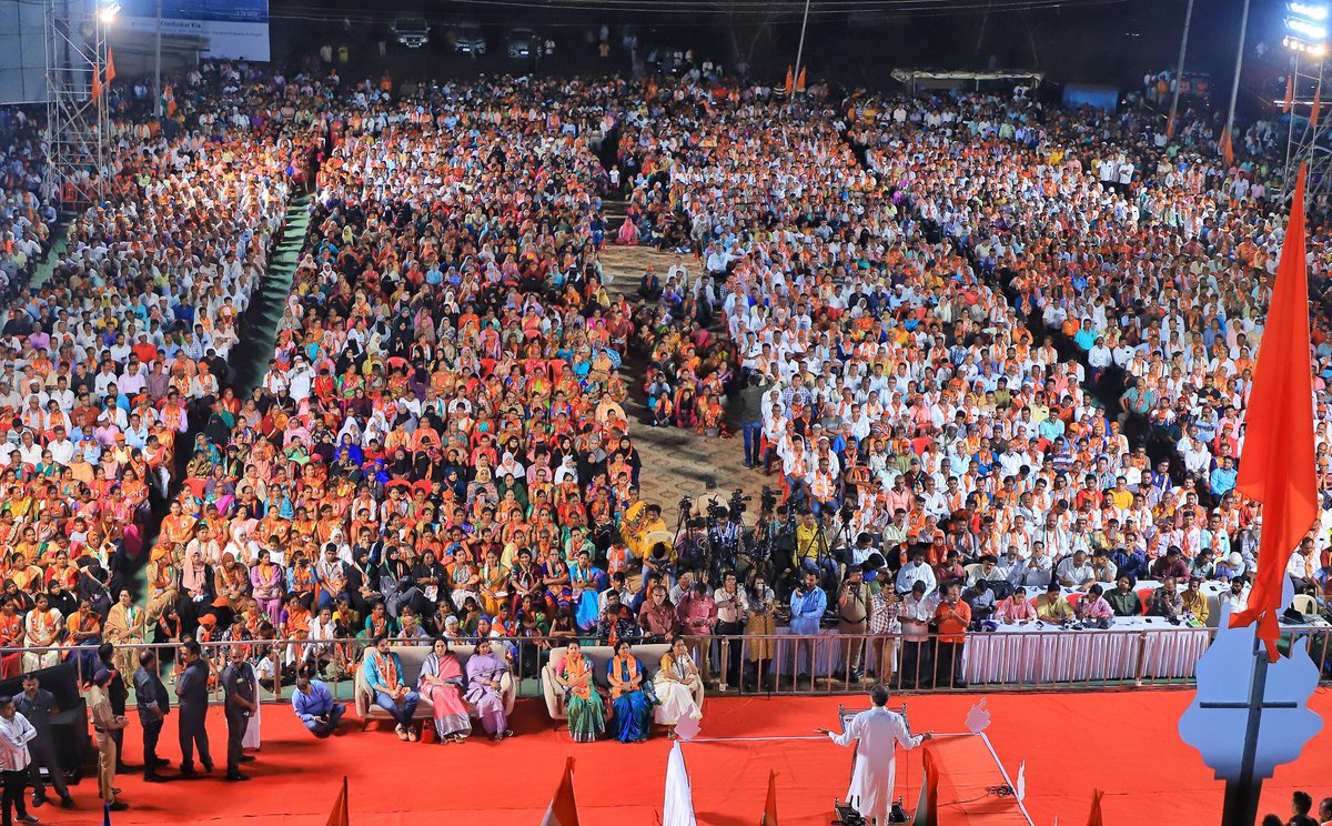 Former CM Uddhav Thackeray held a massive rally in Ratnagiri - Sindhudurg Lok Sabha Constituencies where a crowd of over two lakh people had assembled.

#LokSabhaElections2024