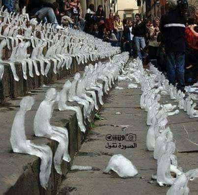 #الصورة_تقول أحد النحاتين أقام معرضاً شخصياً من قوالب الثلج بعنوان الحياة قصيرة اعمل صالحا  قبل أن تذوب .