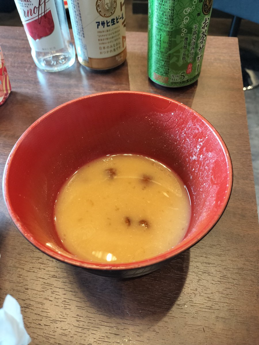 との丸家松飛台の唐揚げ営業 みのり台 ラーメンのカエシかな… 旨みと塩味のおいしい唐揚げ ラーメン屋さんの作る味噌汁って凄いね✨ 自分も家で味噌汁作るけど、理想の味だった なにもかも全部おいしかったー あとだいぶ体調よくなった 帰って酒飲んで寝るだ( ¯꒳¯ )ᐝ