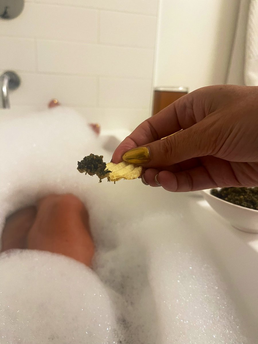 lioness0817's tweet image. Snack attack… 😬 my excuse is it’s healthy 😜 #Ritual 🛁🫧🫧🫧

#Zaatar has a number of outstanding health benefits, like being able to boost the immune system, improve skin health, build strong bones, improve circulation, clear out the airways, ease inflammation, give you more