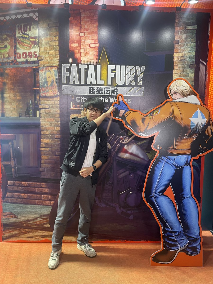 wongwongkwan's tweet photo. Izzard Wong met @JWonggg at #CorW booth! https://t.co/qL75vAvOao